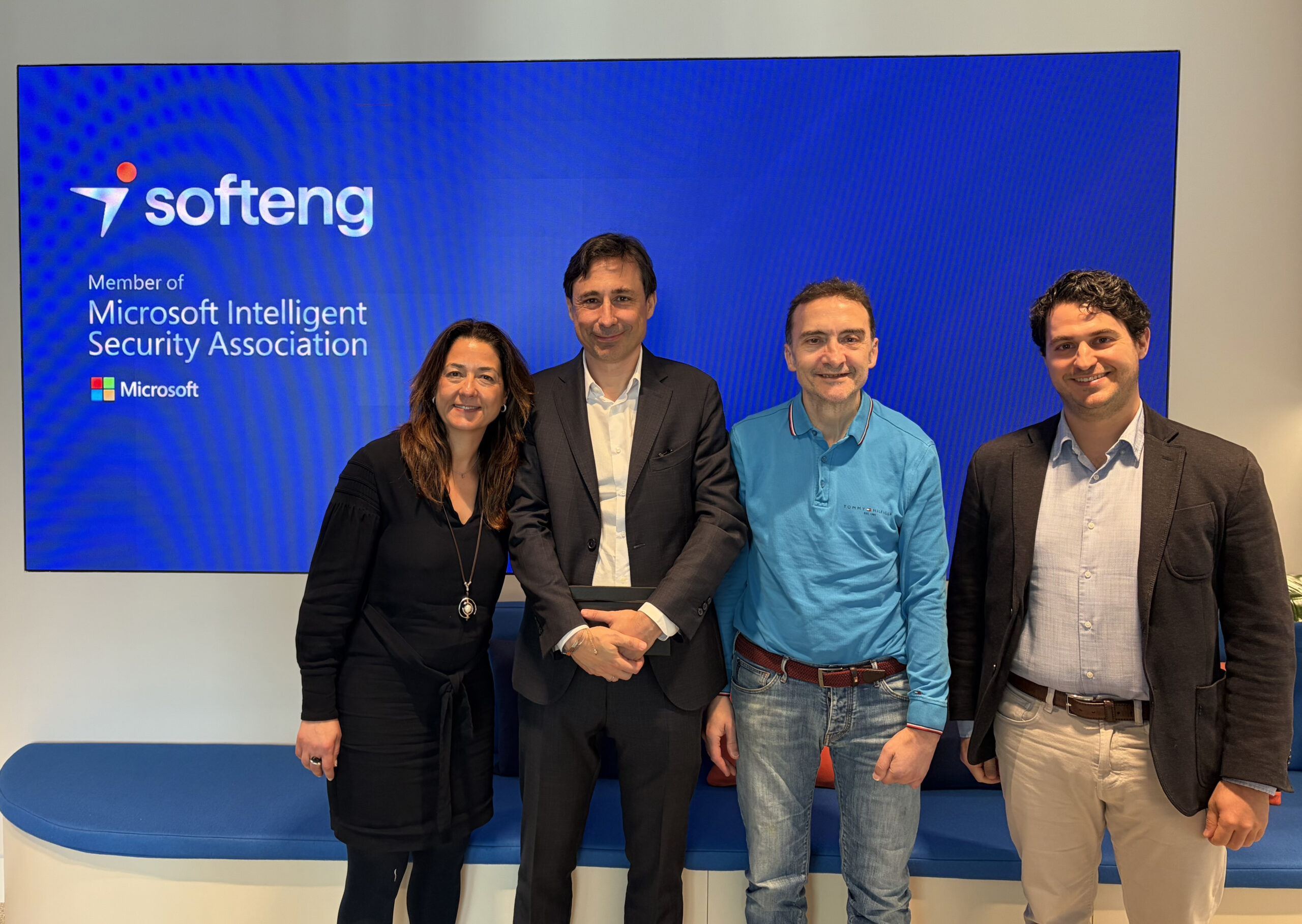 Paco Salcedo, presidente de Microsoft España, visita Softeng tras su admisión en el programa Microsoft Intelligent Security Association (MISA).