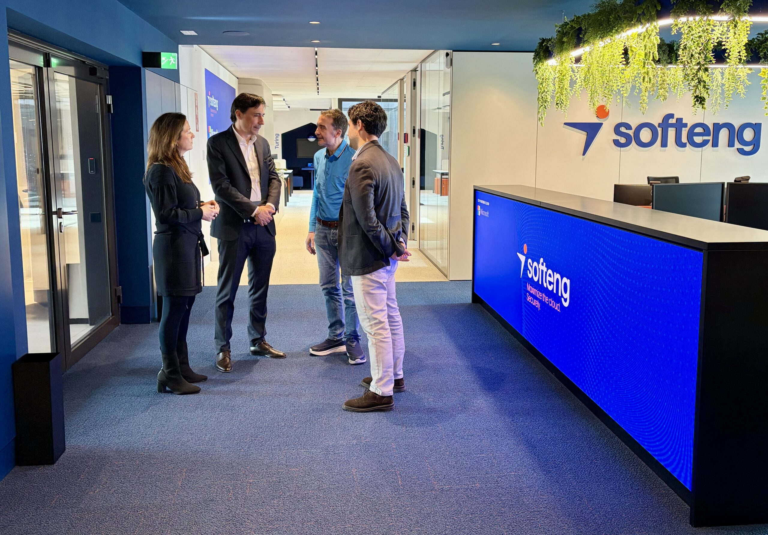Paco Salcedo, presidente de Microsoft España, durante su visita a las oficinas de Softeng.